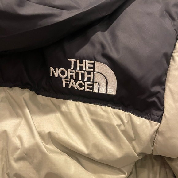 The North Face Two-Tone Puffer Jacket in Black and Tea Green NWT - Picture 2 of 6